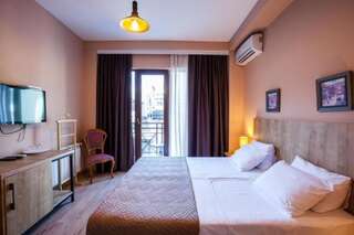 Отель Hotel N16 Батуми Двухместный номер с 1 кроватью или 2 отдельными кроватями, вид на город-13